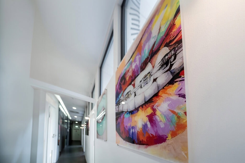 Ein bunter Kunstabdruck an der Wand von Zahnarztpraxis dental gallery in Berlin Neukölln