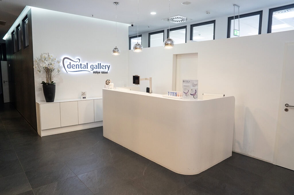 dental gallery Zahnarztpraxis mit weißem Empfangstresen in Berlin Neukölln
