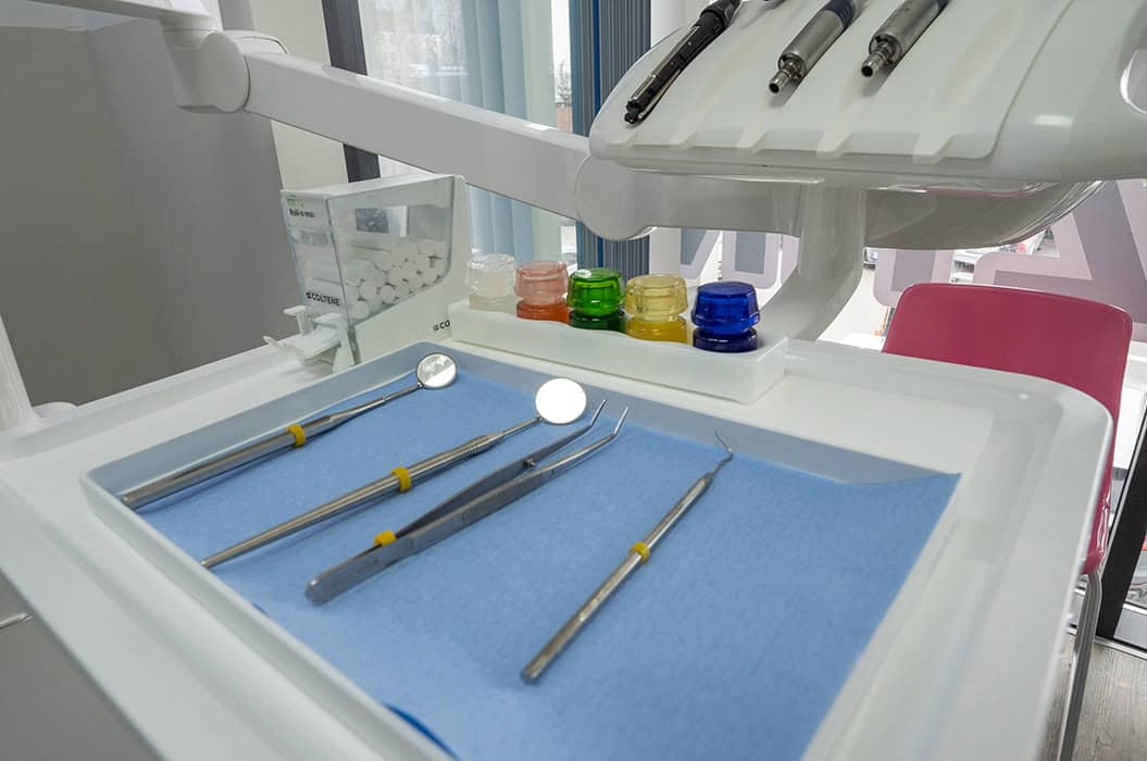 Dentalinstrumente auf einem Tablett in Berlin Neukölln
