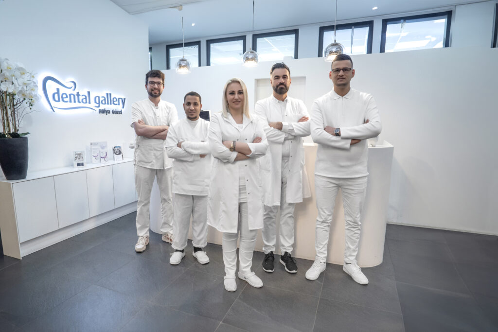 Das Team von dental gallery mit Zahnärztin Hülya Güzel