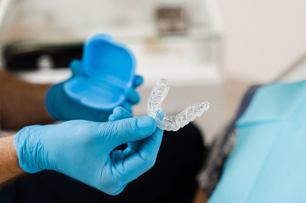 Transparenter Aligner für Bisskorrektur und Zahnformung in Großaufnahme